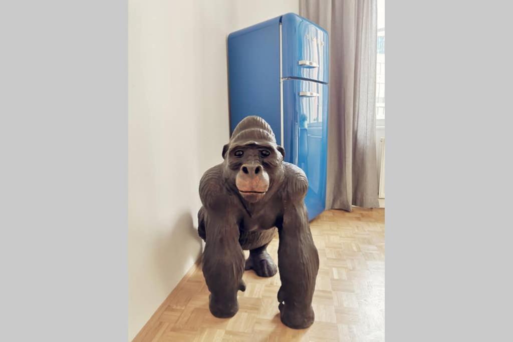 Gorilla - Central Station 100 Meters Away Vienna Exterior photo